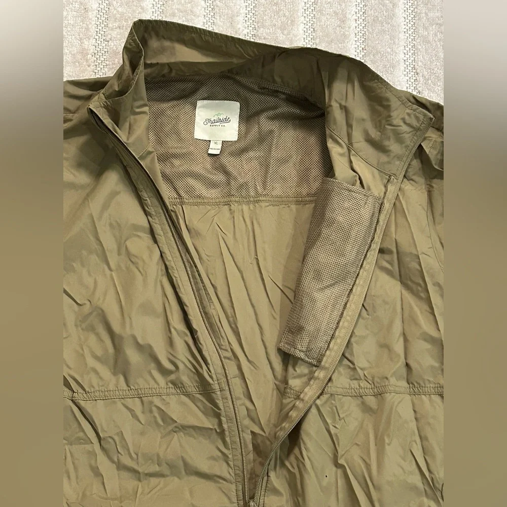 Trailside Supply Co Nylon Lightweight Outdoor Windbreaker Jacket in Green - XL